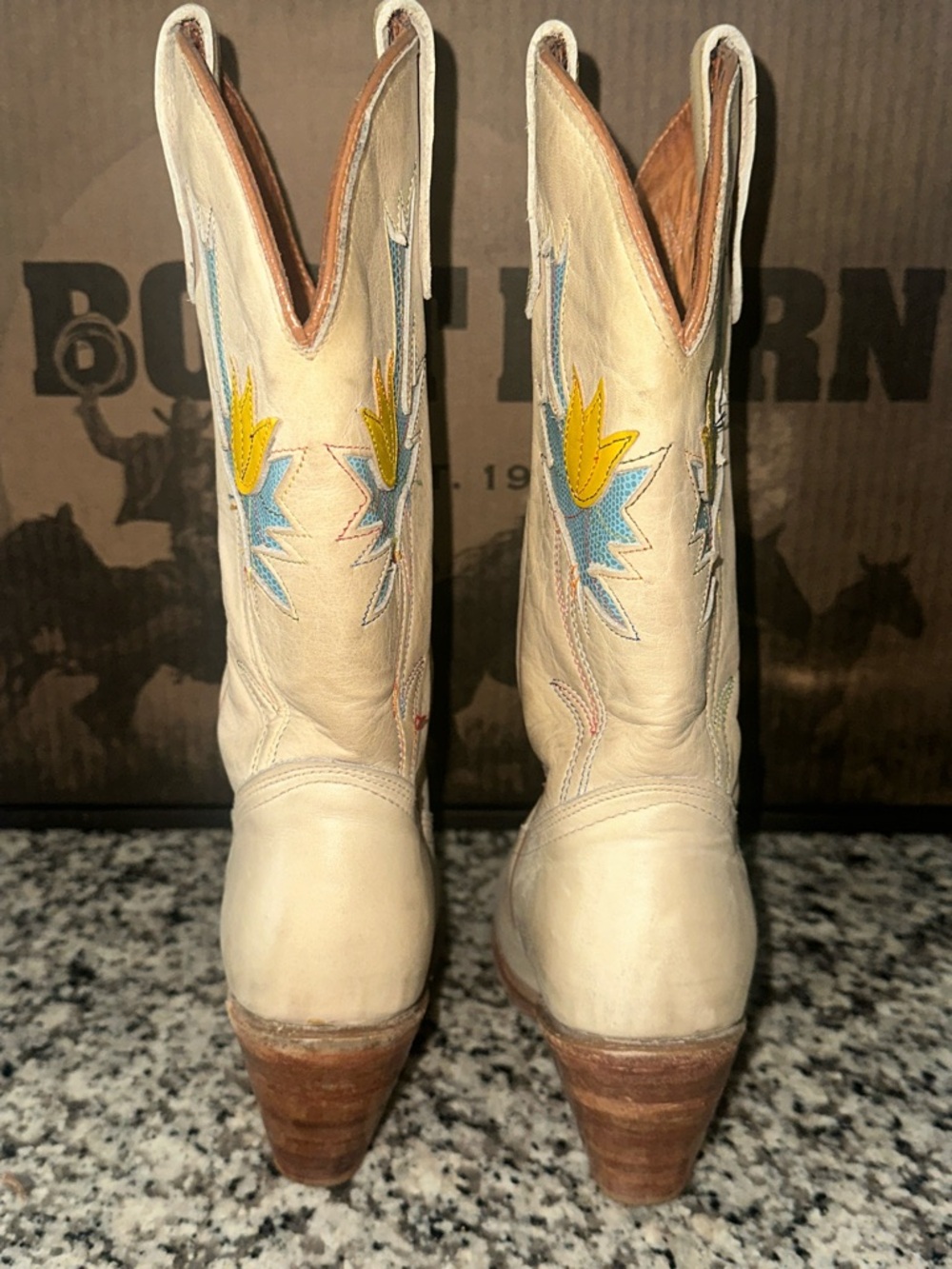 MISS CAPEZIO Tulip Cream Cowboy Boots Vintage SZ 6.5 M USA Made Rainbow Stitched - Picture 4 of 16